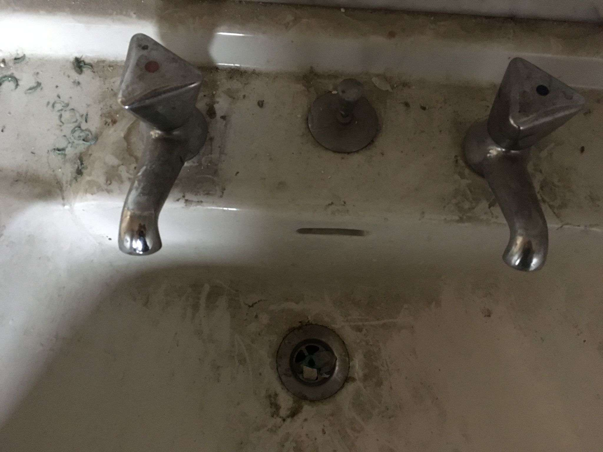 Lavabo avant rénovation par Manitoo